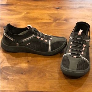 Women’s Jsport shoes like new
